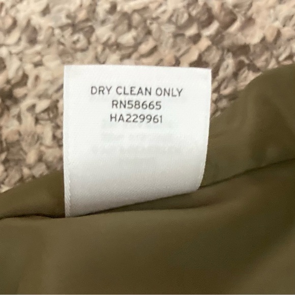 NWOT Halogen pencil skirt fully lined size 6. Back zip. Back vent slit - Picture 9 of 11